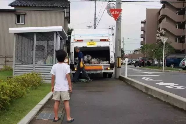 日本的街道真的非常干凈，那么，日本人把垃圾都扔哪兒了呢？