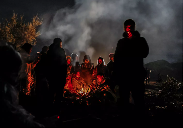 “美國夢”存在嗎？成千上萬非法移民被滯留荒漠中！大多數(shù)是華人...