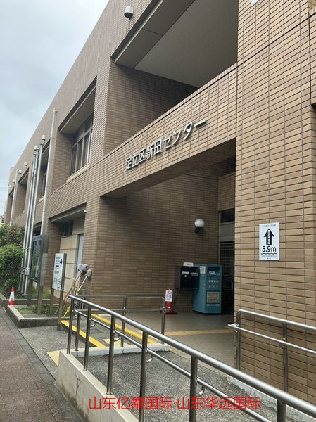 鞠帥老師帶領新入境學生辦理區(qū)役所登記和銀行卡