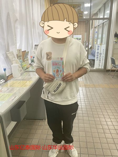 鞠帥老師帶領新入境學生辦理區(qū)役所登記和銀行卡
